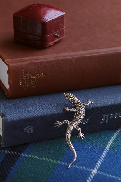 マーカサイトアンドシルバーリザードブローチ　グリーンアイズ　ヨーロッパ　アンティークストリュフ 20260123