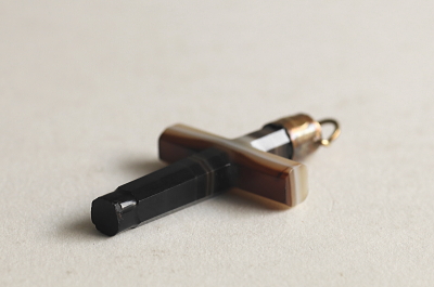 ヴォクとリアンアゲートクロスペンダント イギリス アンティークストリュフ