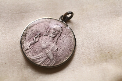 カラーエナメルのメダイ　スペイン　アンティークストリュフ