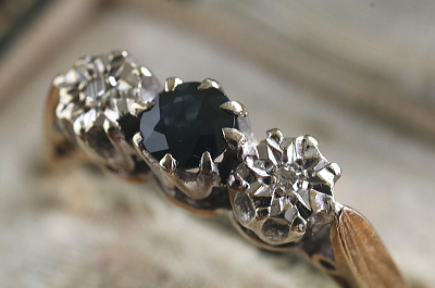 ブルーサファイアアンドダイヤ　3ストーンリング　イギリス　アンティークストリュフ