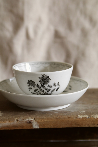 アーリーヴィクトリアン　ティーボウルソーサー　草花文　アンティークストリュフ 20260320