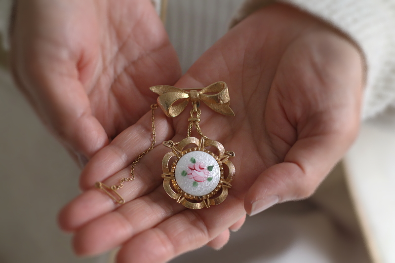 リボンのエナメルウォッチブローチ　corocraft アメリカ　イギリス　アンティークストリュフ