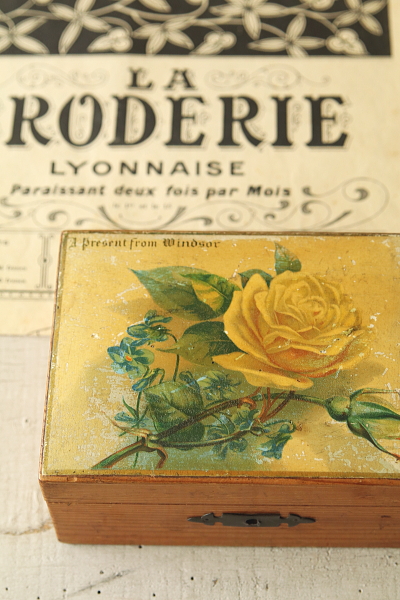 黄色いバラのモシュリンヌボックス　ウィンザー　イギリス　アンティークストリュフ 20250701 