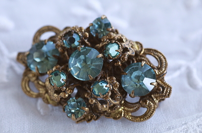 ブルーペーストブローチ　ブルージルコンガラス　チェコ　アンティークストリュフ