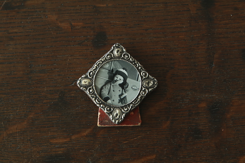 銀飾りの小さなフォトスタンド　イギリス　アンティークストリュフ