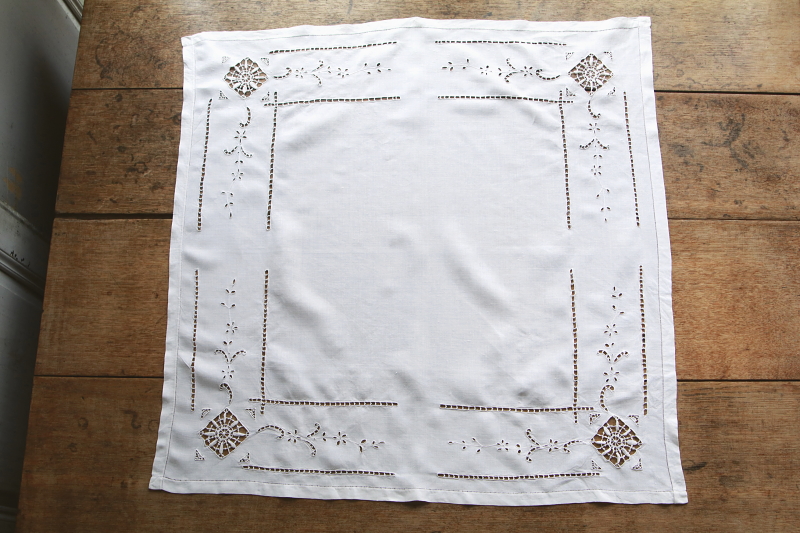 カットワークリネンスモールテーブルクロス　アンティークストリュフ