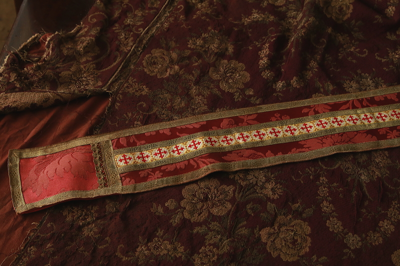 シルクダマスクとプチポワン　祭服の装飾　十字架　フランス　アンティークストリュフ