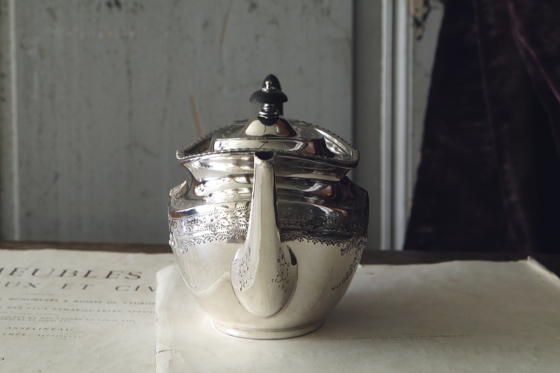 ハンドエングレーヴドシルバープレートティーポット　ヴィクトリアン　イギリス　アンティークストリュフ