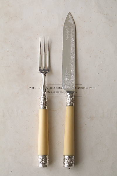 エングレービングのデザートナイフアンドフォーク　アイボリーハンドル　象牙　イギリス アンティークストリュフ