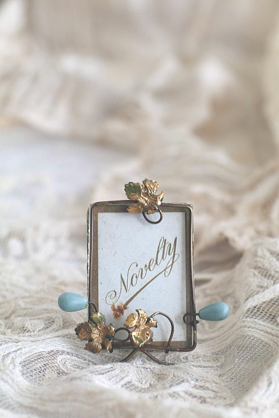 小さなスーベニールフォトスタンド　フランス アンティークストリュフ