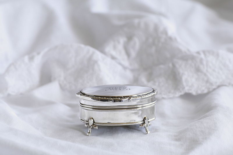 モノグラムのシルバージュエリーボックス　イギリス アンティークストリュフ