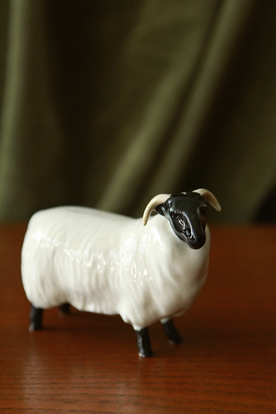 ヒツジのフィギュリン　beswick イギリス　アンティークストリュフ 20250528