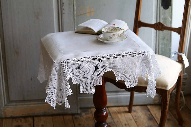 薔薇のクロッシェのスモールテーブルクロス　イギリス　アンティークストリュフ