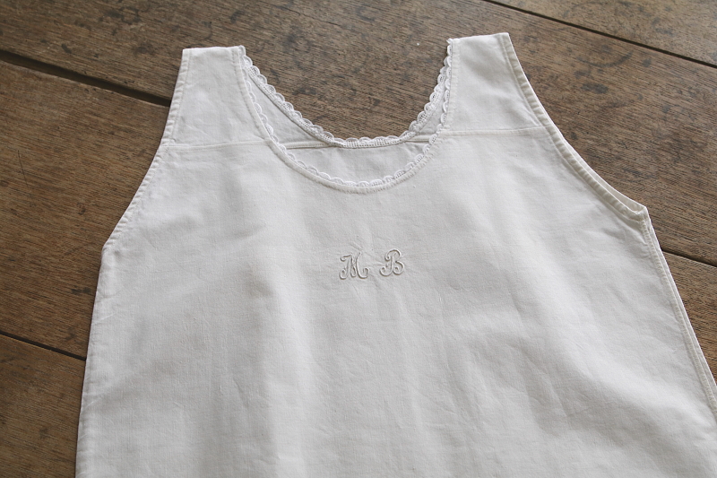 イニシャル刺繍のリネンナイティ　フランス　アンティークストリュフ