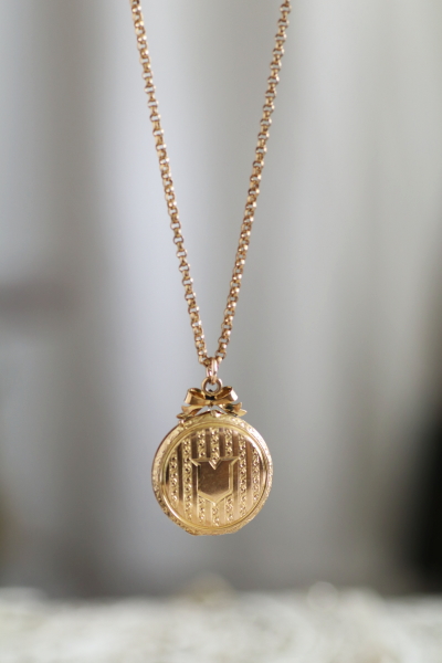 ゴールドトーンメタル　ロケットチャーム　ペンダント　イギリス　アンティークストリュフ