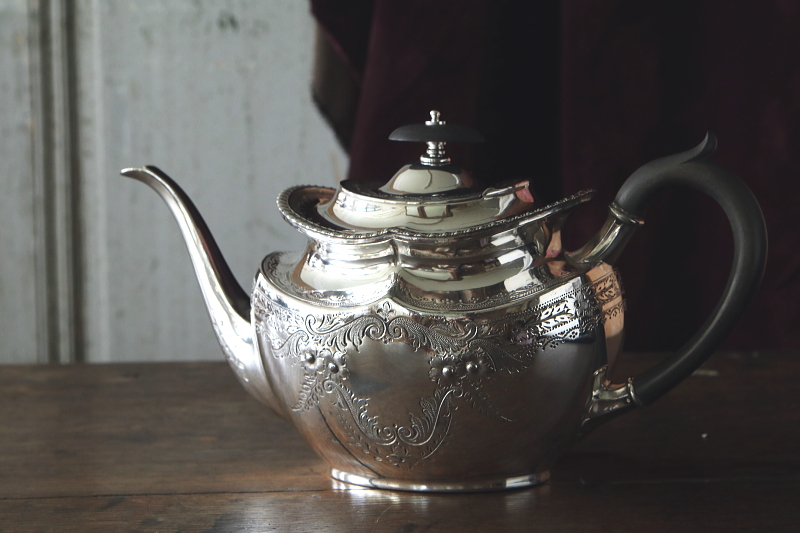 ハンドエングレーヴドシルバープレートティーポット　ヴィクトリアン　イギリス　アンティークストリュフ