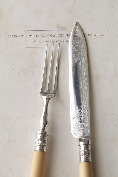 エングレービングのデザートナイフアンドフォーク　アイボリーハンドル　象牙　イギリス アンティークストリュフ