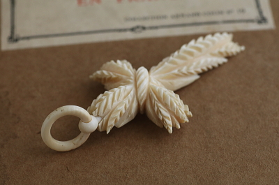 アイボリーペンダント　麦穂の十字架 ヨーロッパ　アンティークストリュフ