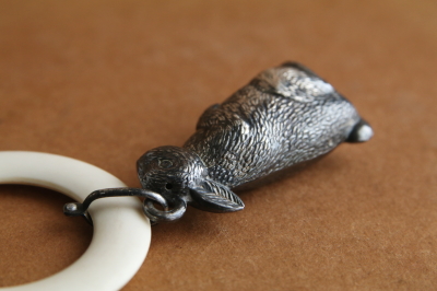 ウサギのベビーラトル　イギリス アンティークストリュフ