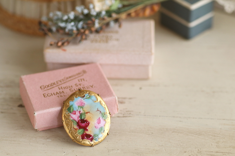 薔薇のポーセリンブローチ　ヨーロッパ アンティークストリュフ