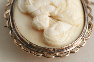 アイボリーカメオブローチ　小椅子の聖母　フランス アンティークストリュフ