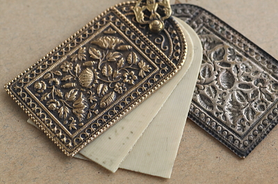 花のレリーフのカルネドバル　ヨーロッパ アンティークストリュフ