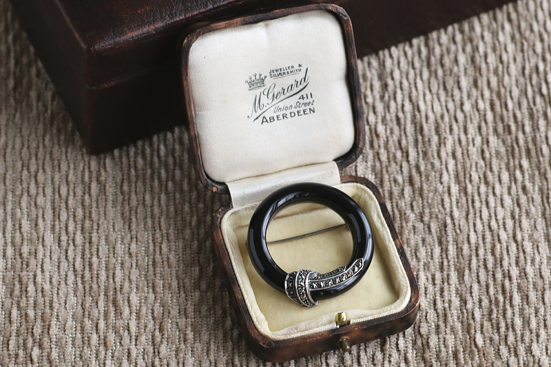 オニキスサークルブローチ　マーカサイト　シルバー　ヨーロッパ　アンティークストリュフ