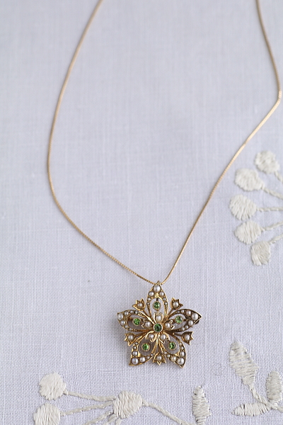 デマントイドガーネット　パール　フラワーペンダントブローチ　イギリス　アンティークストリュフ 202602027