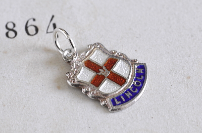 紋章のエナメルシルバーチャーム　イギリス　アンティークストリュフ