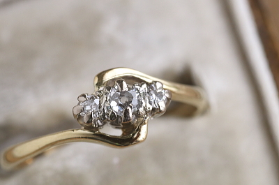 スリーダイヤモンドクロスオーバーリング　イギリス　エンゲージ　アンティークストリュフ