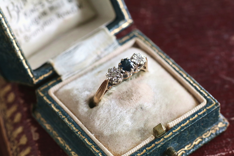 ブルーサファイアアンドダイヤ　3ストーンリング　イギリス　アンティークストリュフ