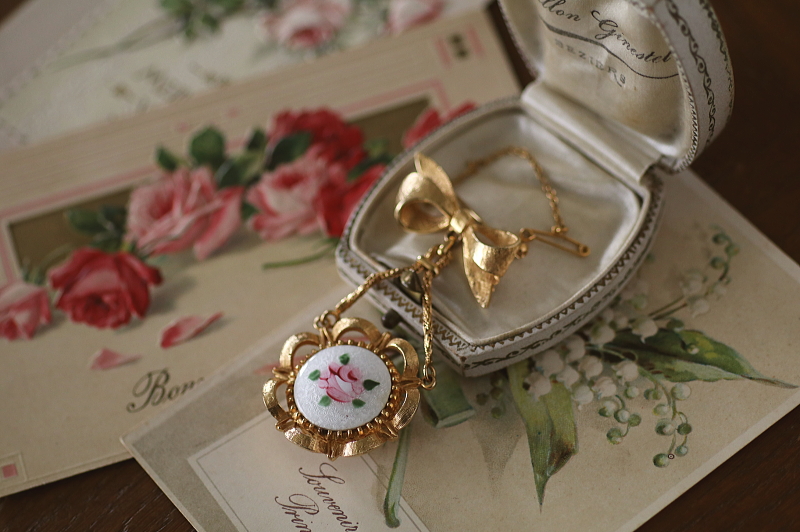 リボンのエナメルウォッチブローチ　corocraft アメリカ　イギリス　アンティークストリュフ