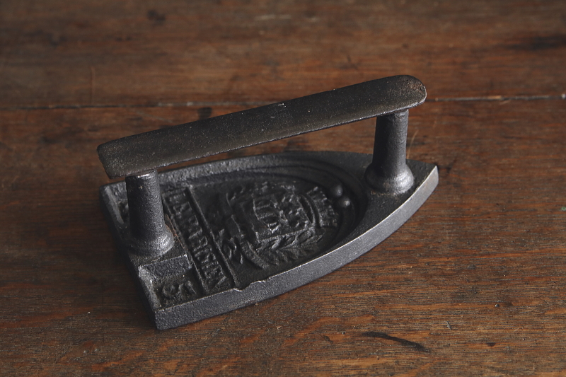 鋳鉄のフレンチアイロン　フランス アンティークストリュフ 20260109