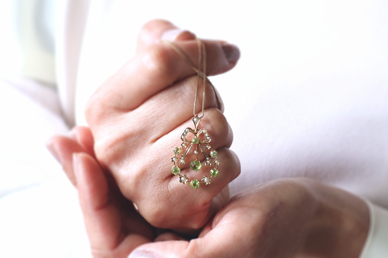 アンティークパールペンダントネックレス　ペリドット　リボンリース　マリーアントワネット　ルイ16世様式　ベルエポック　エドワーディアンジュエリー　イギリス　アンティークストリュフ