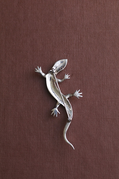 マーカサイトアンドシルバーリザードブローチ　グリーンアイズ　ヨーロッパ　アンティークストリュフ