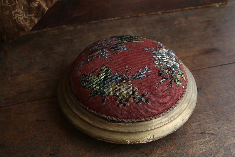 ビーズワークと刺繍のオットマン　ヴィクトリアン　イギリス　アンティークストリュフ