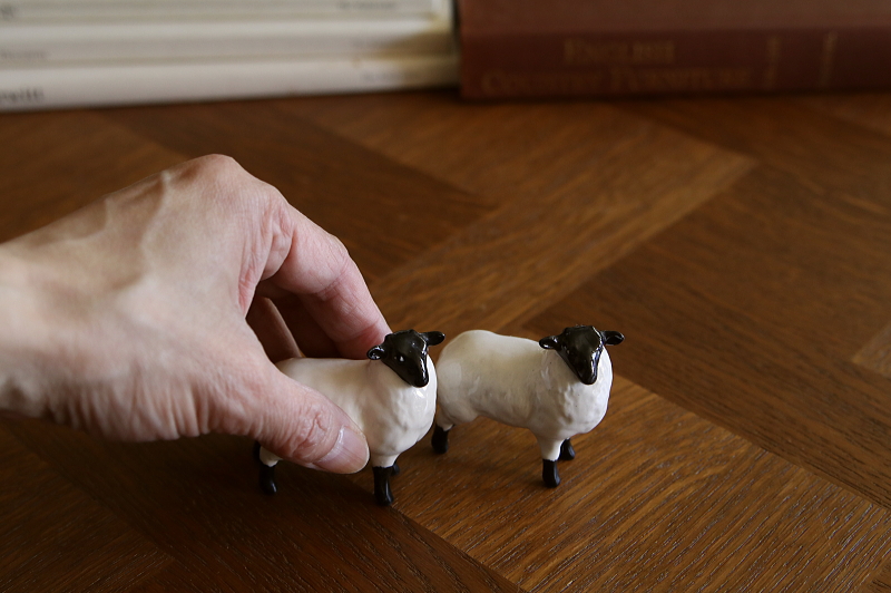 仔羊のフィギュリンペア　beswick pottery イギリス　アンティークストリュフ