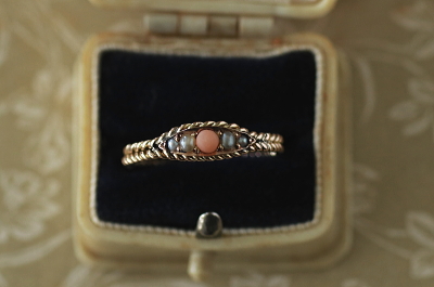 ピンクコーラル＆シードパール　ゴールドロープリング　イギリス　アンティークストリュフ