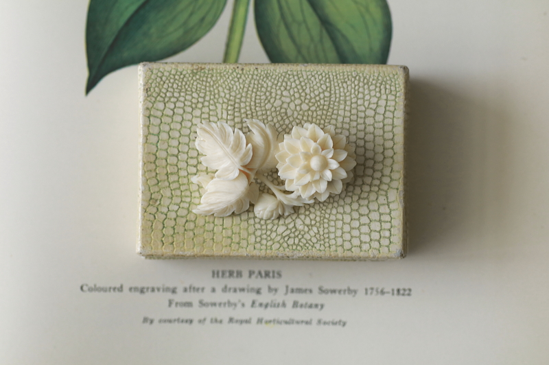 ダリアのアイボリーブローチ　象牙　ヨーロッパ　アンティークストリュフ