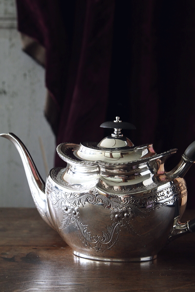 ハンドエングレーヴドシルバープレートティーポット　ヴィクトリアン　イギリス　アンティークストリュフ
