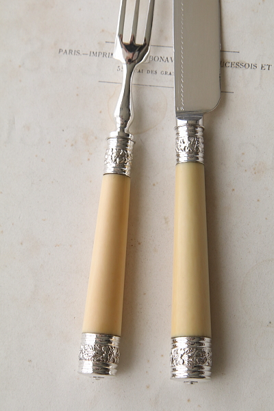 エングレービングのデザートナイフアンドフォーク　アイボリーハンドル　象牙　イギリス アンティークストリュフ