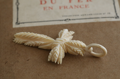 アイボリーペンダント　麦穂の十字架 ヨーロッパ　アンティークストリュフ