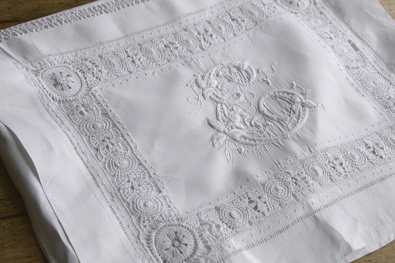 刺繍のナイトドレスケースのクッション　ワイルドストロベリー　イギリス アンティークストリュフ