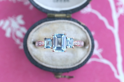 ステップカット　3ブルートパーズリング　イギリス　アンティークストリュフ　 20251218