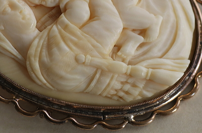 アイボリーカメオブローチ　小椅子の聖母　フランス アンティークストリュフ