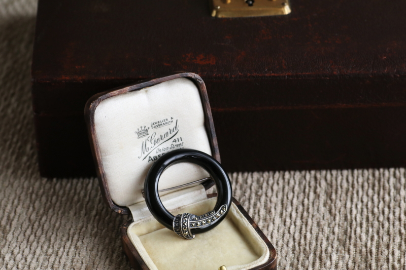 オニキスサークルブローチ　マーカサイト　シルバー　ヨーロッパ　アンティークストリュフ