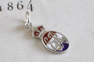 紋章のエナメルシルバーチャーム　イギリス　アンティークストリュフ