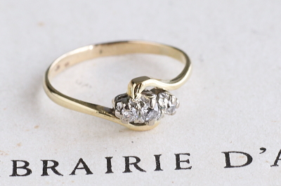 スリーダイヤモンドクロスオーバーリング　イギリス　エンゲージ　アンティークストリュフ