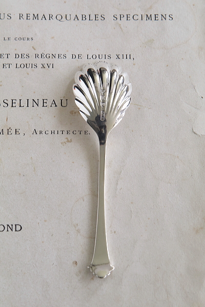 ヴィクトリアン　シェル型サービングスプーン　イギリス　アンティークストリュフ