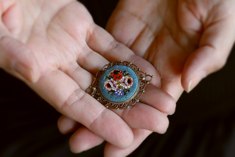 薔薇と勿忘草のマイクロモザイクブローチ　イタリア　アンティークストリュフ